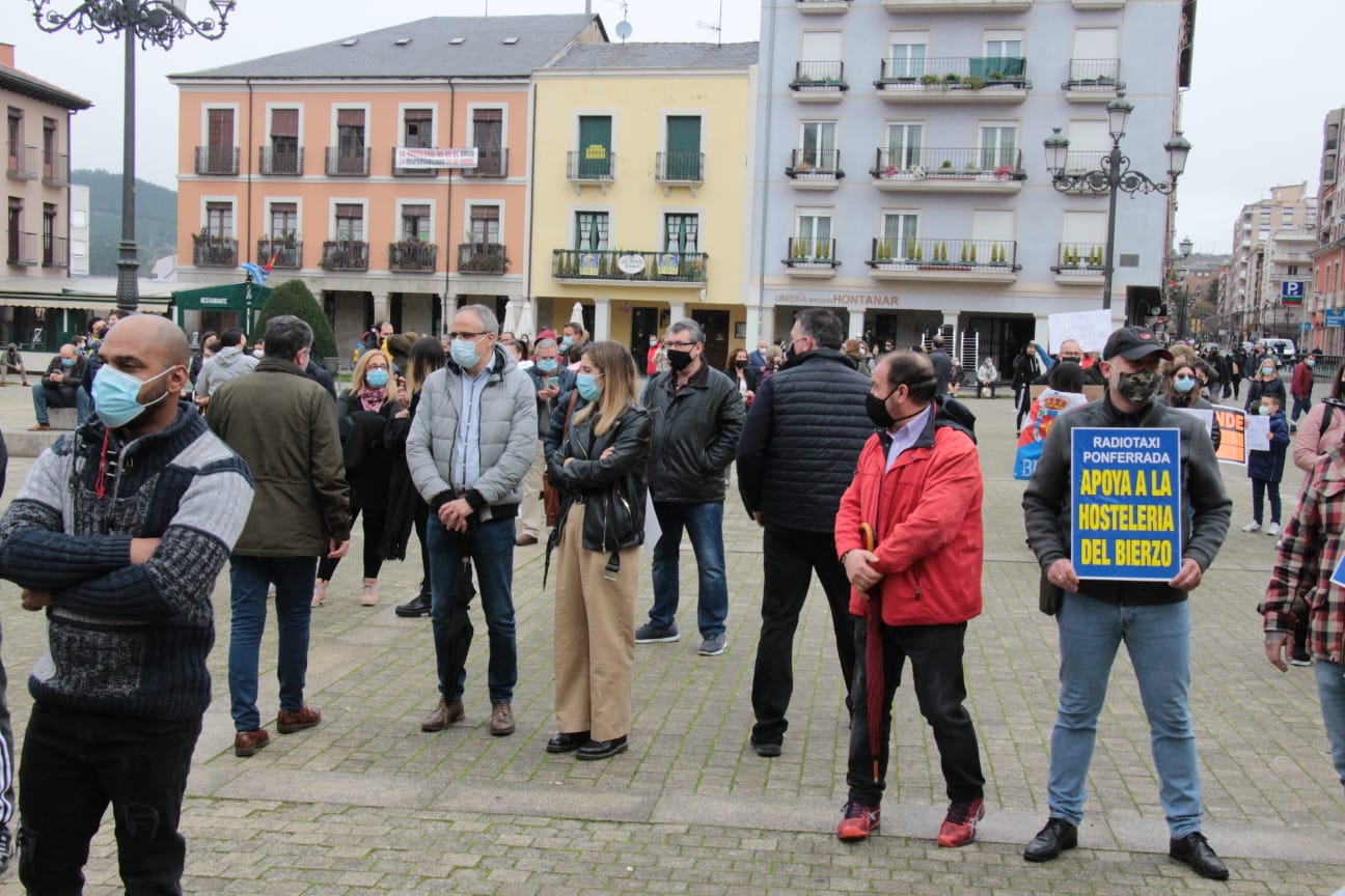 La Confederación Regional de Hostelería mantiene hoy una entrevista con el gobierno regional que espera sea «un punto de inflexión» para abordar «la salvación del sector». En las imágenes, concentración realizada este fin de semana en Ponferrada en defensa de la hostelería.