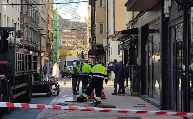 Imagen principal - Imágenes de las brigadas municipales retirando las farolas de la calle Burgo Nuevo