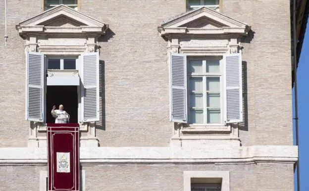 El Papa Francisco saluda en el Vaticano