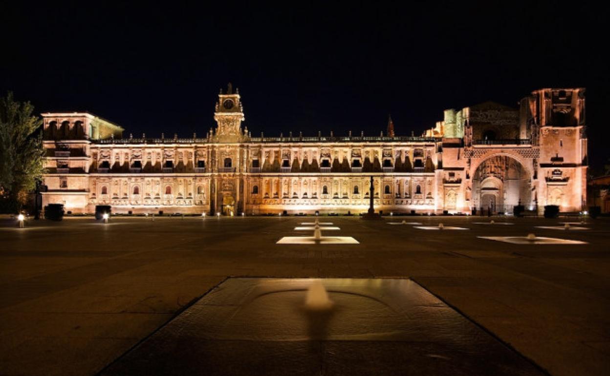 Imagen del parador de San Marcos con la iluminación nocturna.