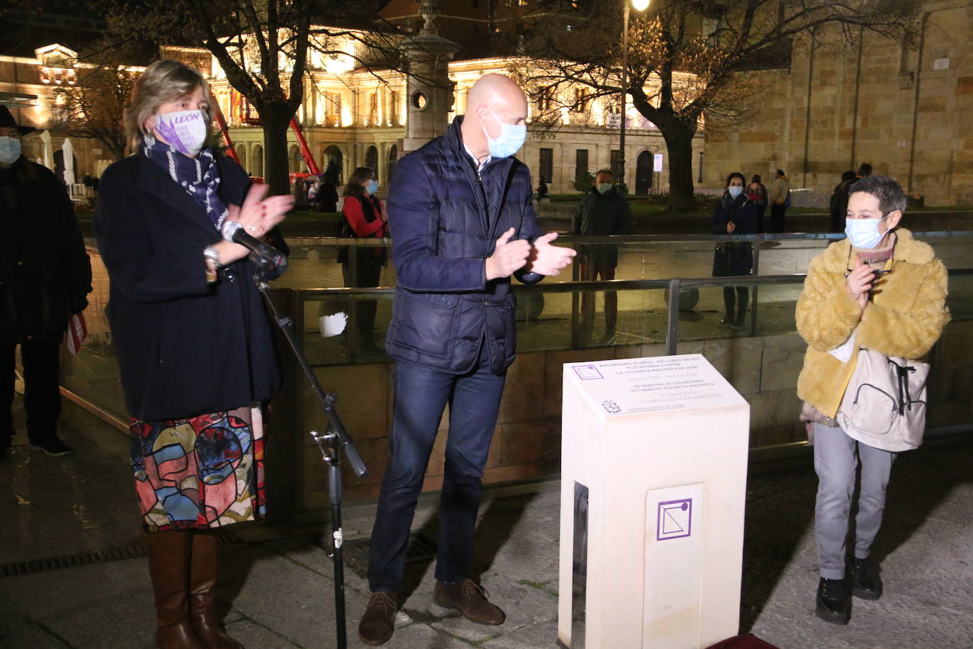 La plataforma inaugura un monolito en la plaza de Botines para recordar sus 15 años en la sociedad leonesa.