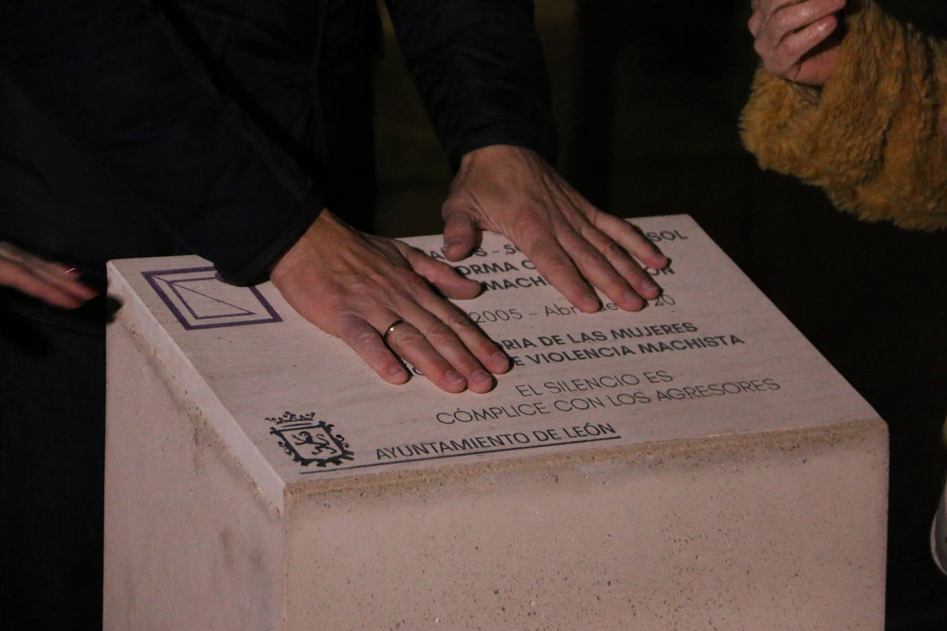 La plataforma inaugura un monolito en la plaza de Botines para recordar sus 15 años en la sociedad leonesa.