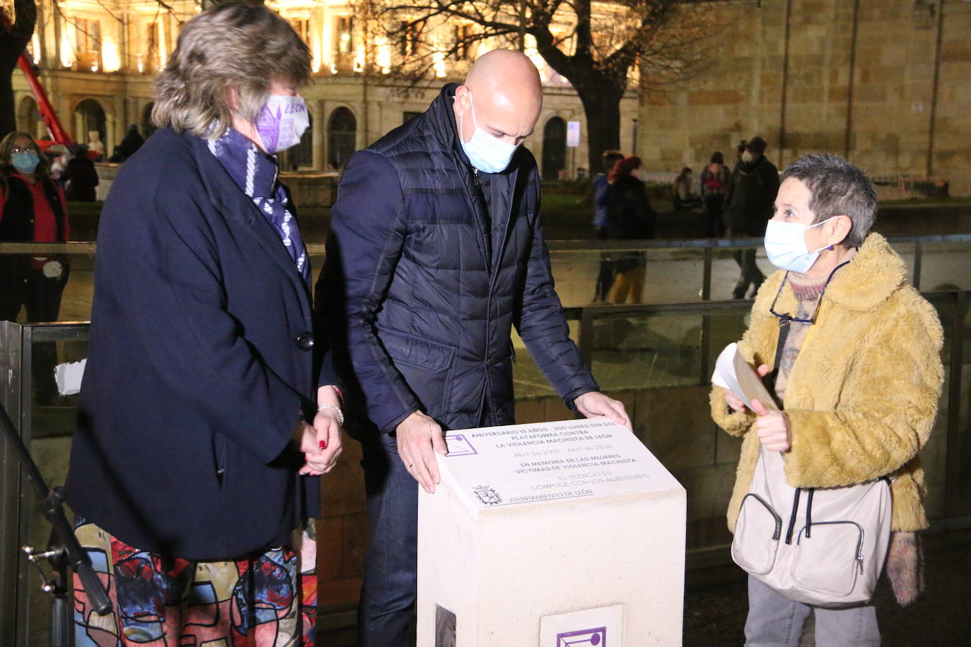 La plataforma inaugura un monolito en la plaza de Botines para recordar sus 15 años en la sociedad leonesa.