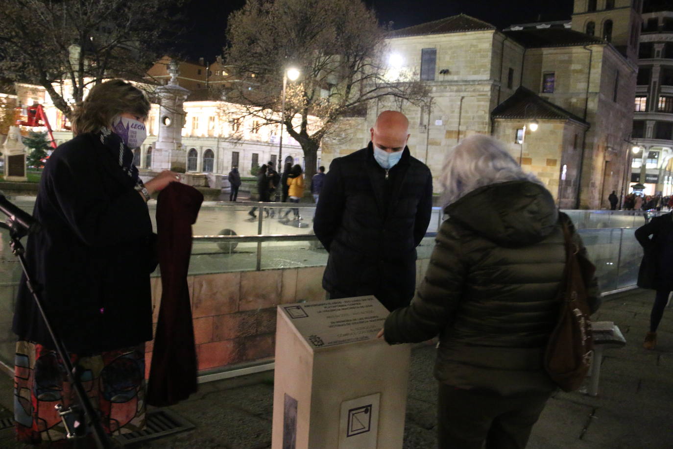 La plataforma inaugura un monolito en la plaza de Botines para recordar sus 15 años en la sociedad leonesa.