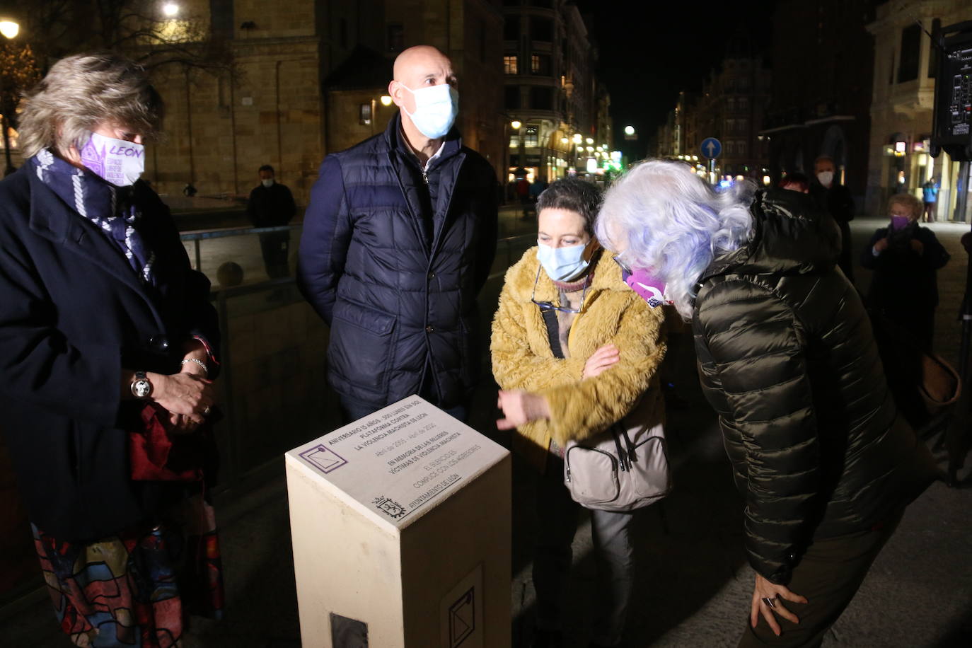 La plataforma inaugura un monolito en la plaza de Botines para recordar sus 15 años en la sociedad leonesa.