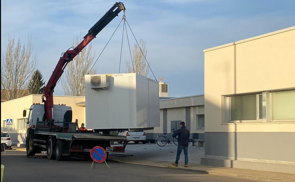 Retirada de la caseta frente al centro de salud de Santa María del Páramo..