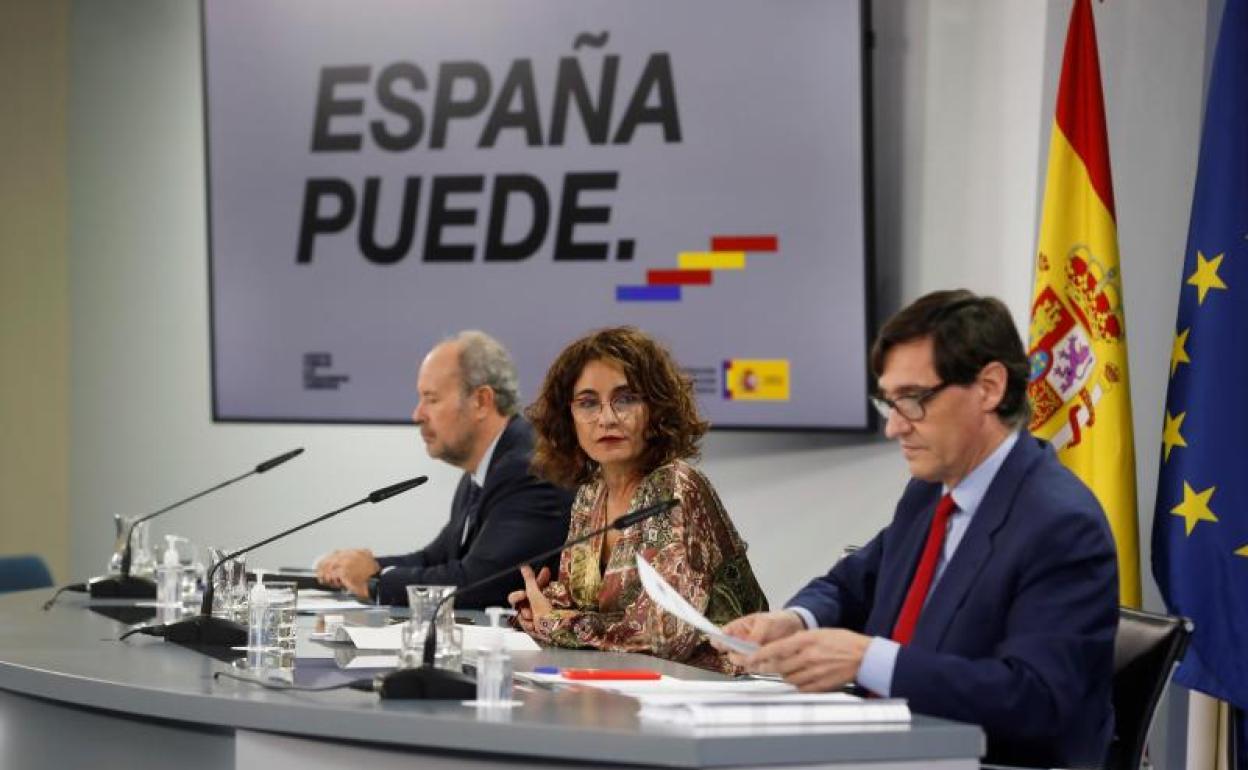 El ministro de Justicia, Juan Carlos Campo, la ministra portavoz, María Jesús Montero, y el titular de Sanidad, Salvador Illa 