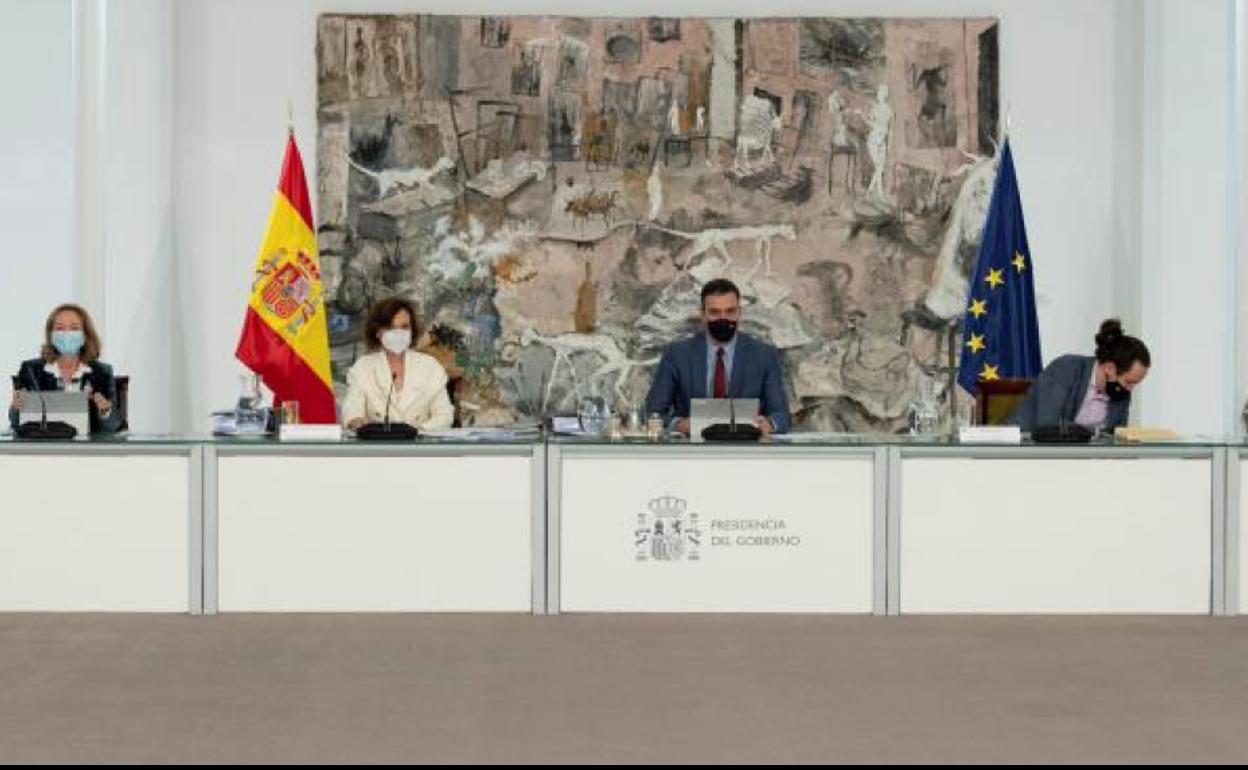 Sánchez, flanqueado por los cuatro vicepresidentes, preside la reunión del Consejo de Ministros de este martes.