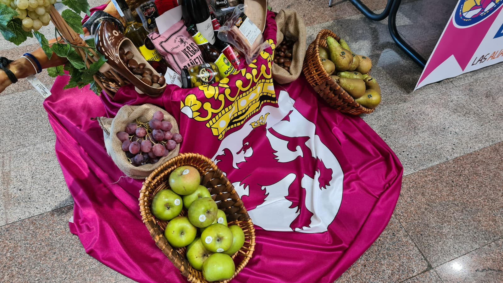 El hipermercado, de la mano de la Diputación, promociona todos estos productos de la tierra.