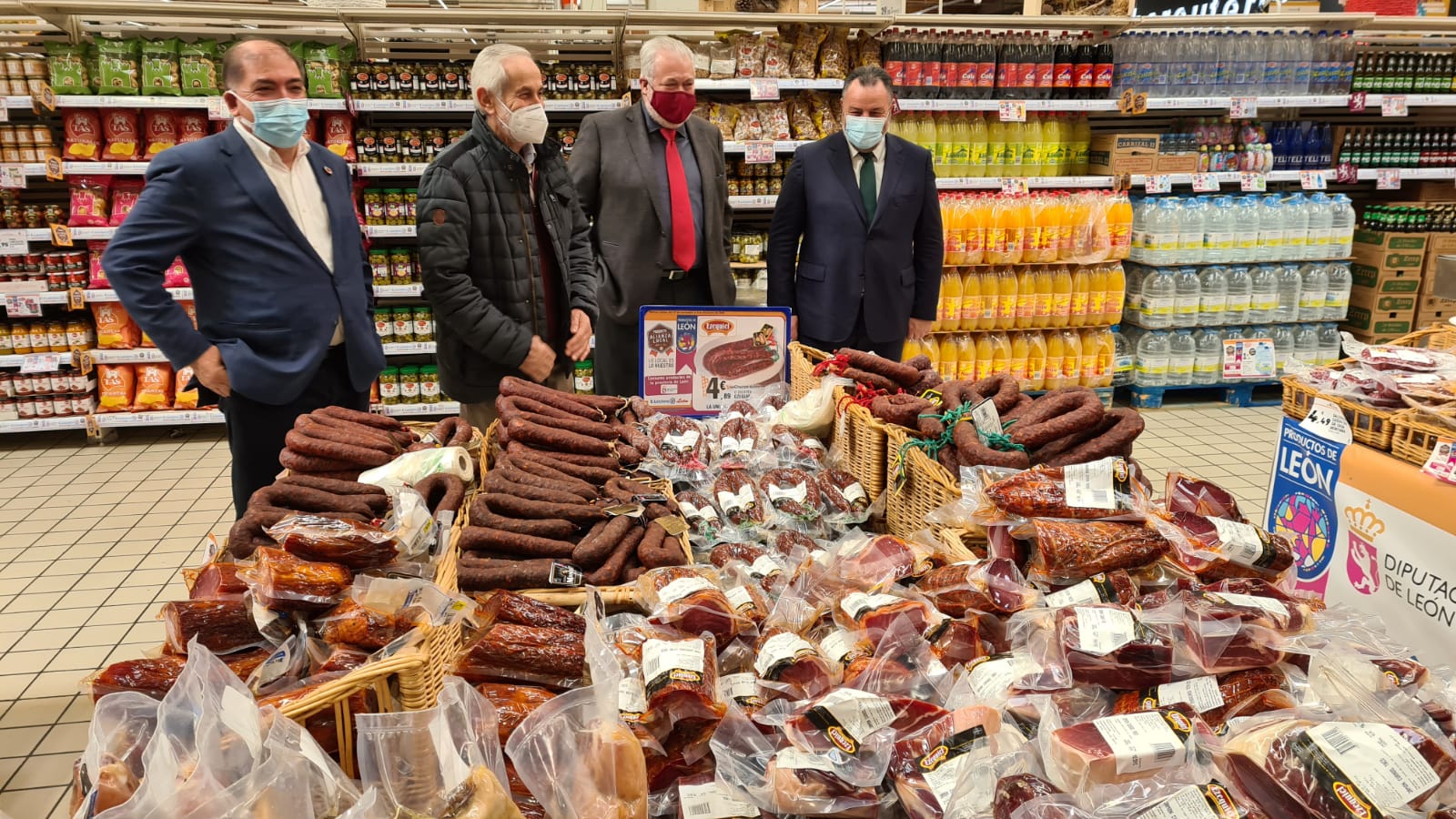 El hipermercado, de la mano de la Diputación, promociona todos estos productos de la tierra.