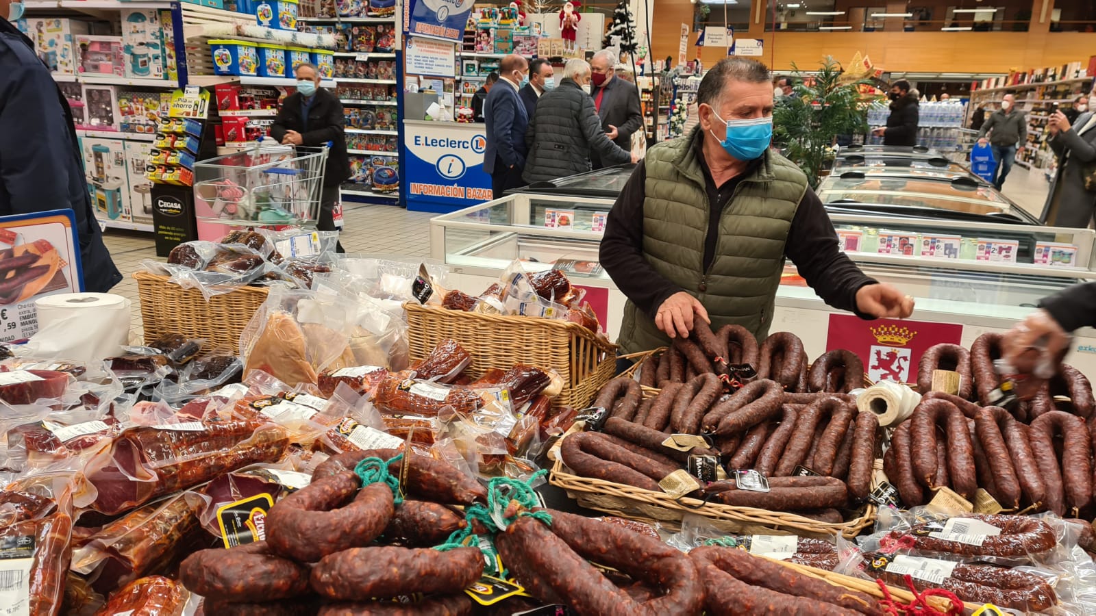 El hipermercado, de la mano de la Diputación, promociona todos estos productos de la tierra.