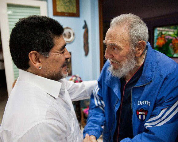 el líder Fidel Castro (d) reunido con el ex futbolista argentino Diego Armando Maradona (i) el14 de abril de 2013, en La Habana (Cuba).