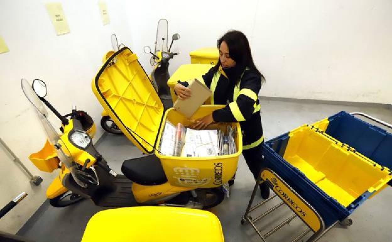 Una trabajadora de Correos. 