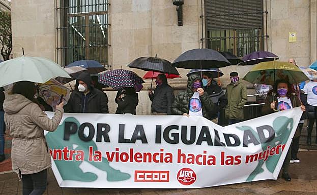 Galería. En un acto corto se ha puesto de manifiesto el compromiso por erradicar la violencia machista