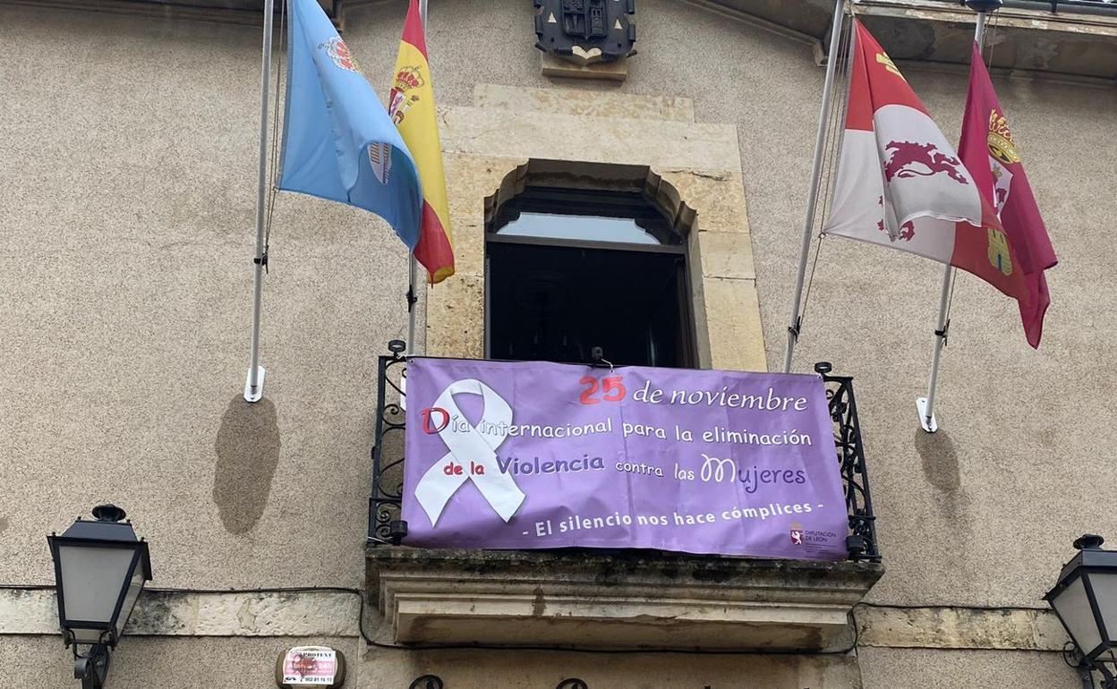 El AYuntamiento de Boñar, este miércoles, con su pancarta conmemorativa.