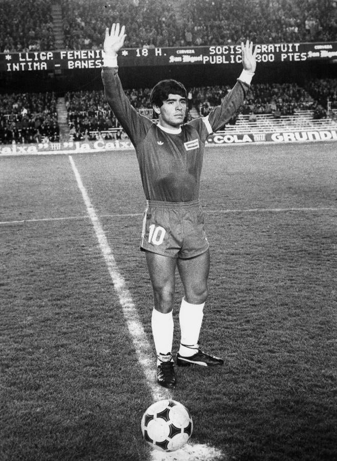 Con la camiseta de Argentinos Juniors, su primer equipo profesional, en un amistoso en el Camp Nou en 1980.