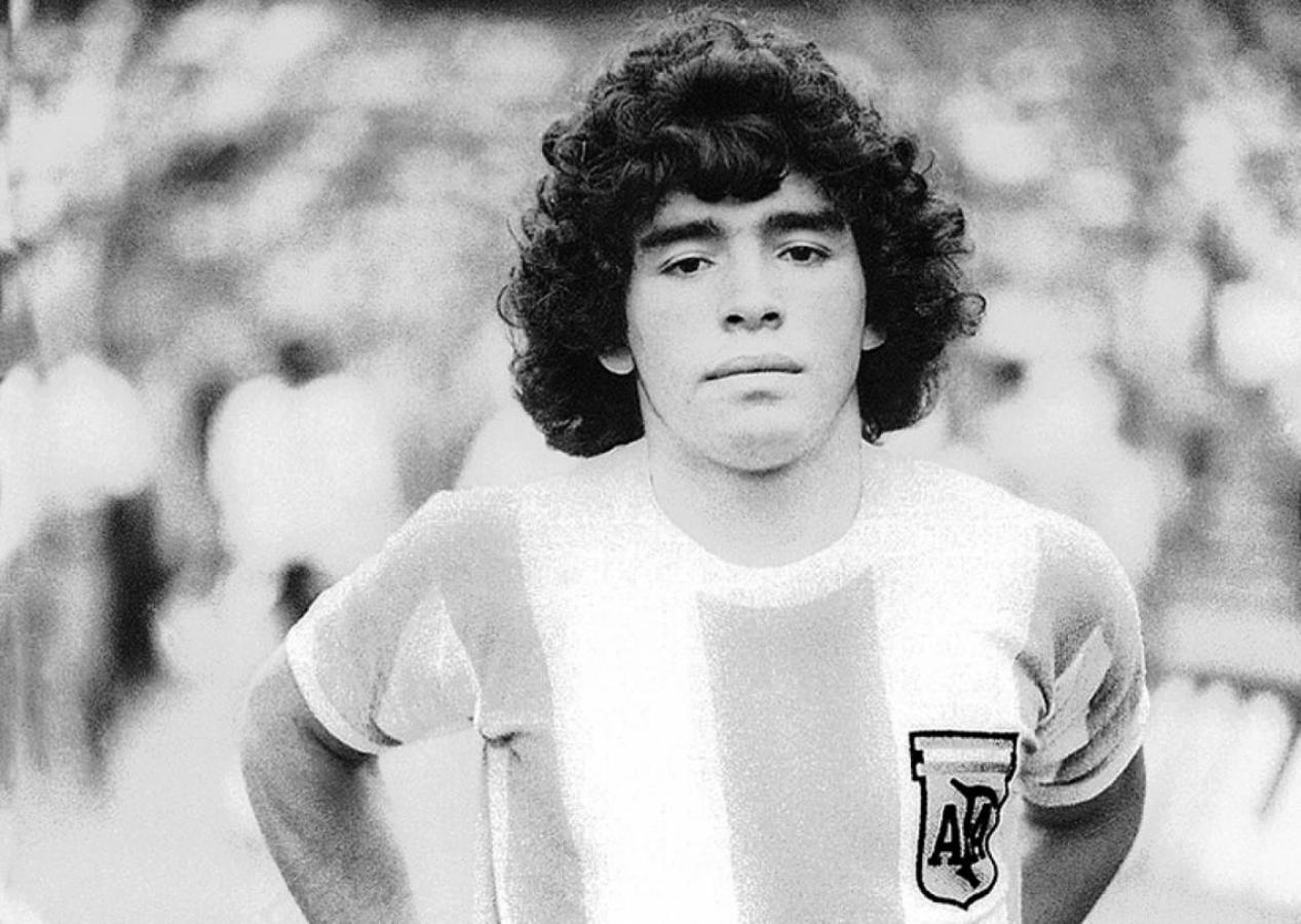 Con la albiceleste, durante su debut con la selección argentina, en 1977.