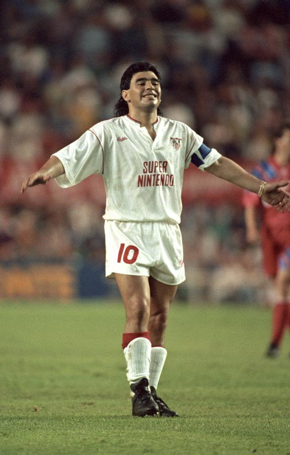 Maradona vivió una segunda etapa en el fútbol español, tras su traumática salida del Nápoles, con la camiseta del Sevilla, en 1992.