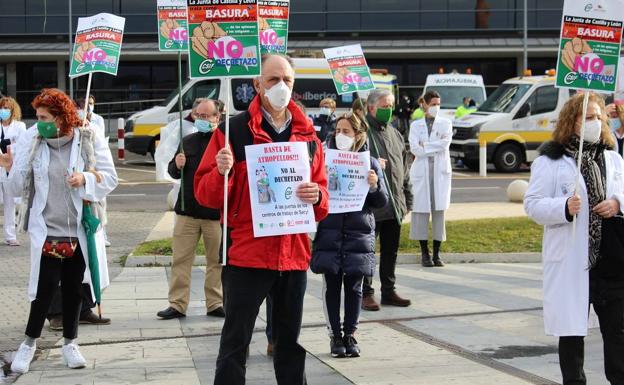 Galería. Protesta de los sanitarios contra el decreto aprobado por la Junta.