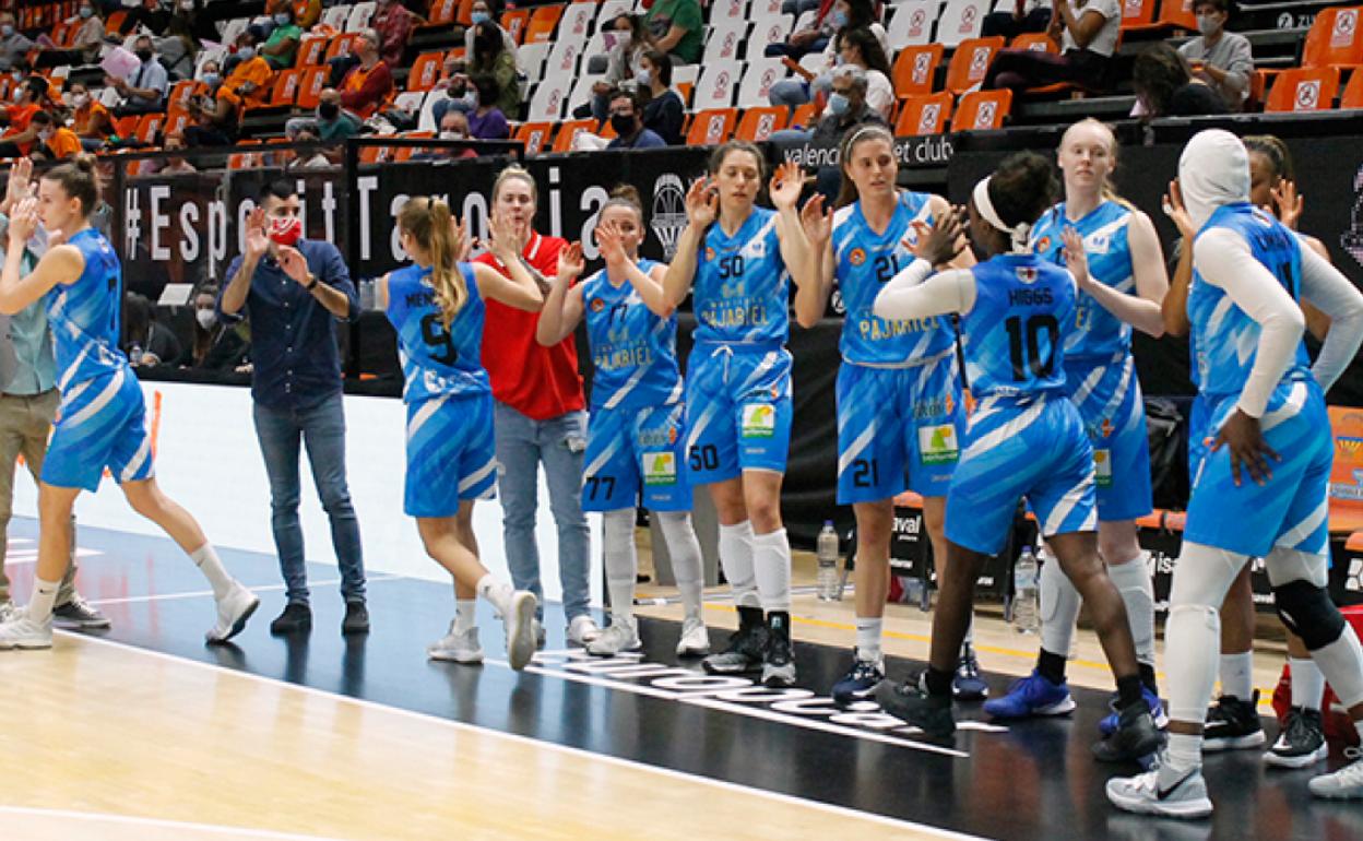 Las jugadoras de Embutidos Pajariel se saludan antes de un partido.