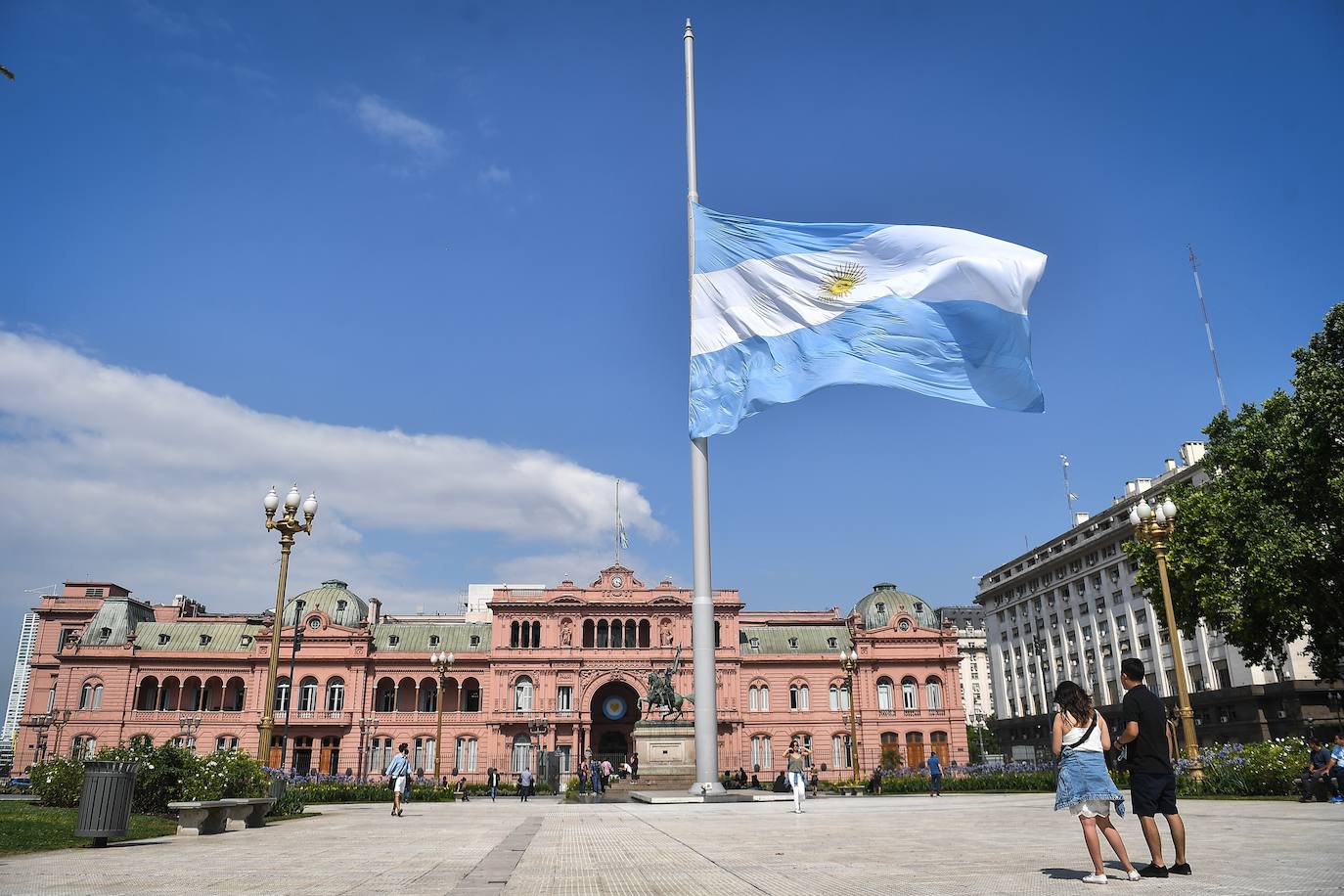 La bandera argentina ondea a media asta y se han decretado tres días de luto oficial