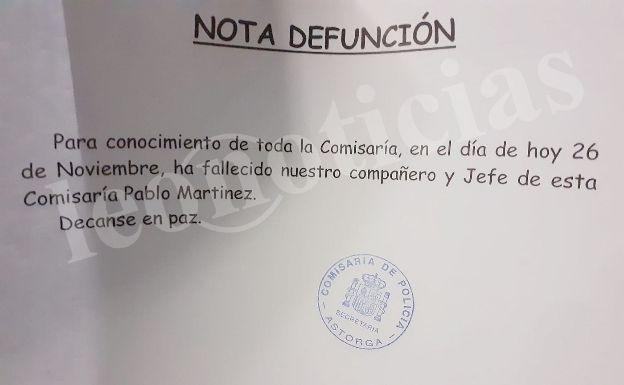 Pablo Martínez se mantiene en una situación médica comprometida pero vivo y estable; inicialmente las comisarías de Astorga -en la imagen el comunicado del tablón de anuncios- y Gijón confirmaron su fallecimiento.