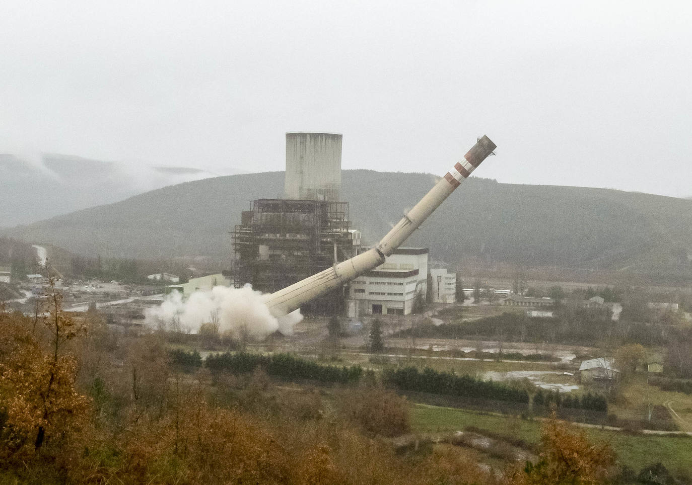 Las imágenes de la voladura de la chimenea tomadas desde el interior de la que fuera central térmica de Anllares del Sil ejemplifican la caída de un sector y su desaparición de una comarca que enriqueció de las manos del carbón. 