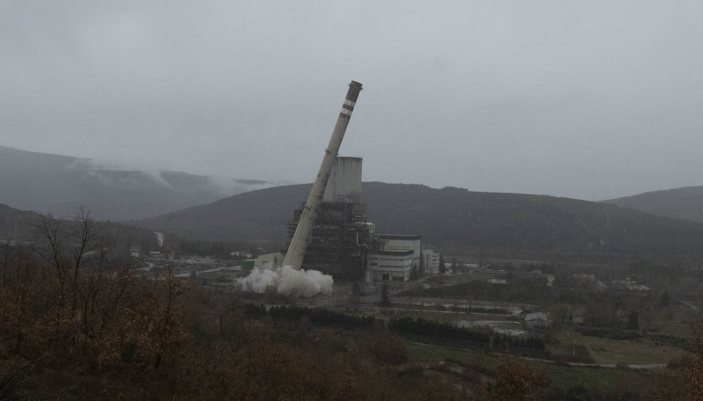 Las imágenes de la voladura de la chimenea tomadas desde el interior de la que fuera central térmica de Anllares del Sil ejemplifican la caída de un sector y su desaparición de una comarca que enriqueció de las manos del carbón. 