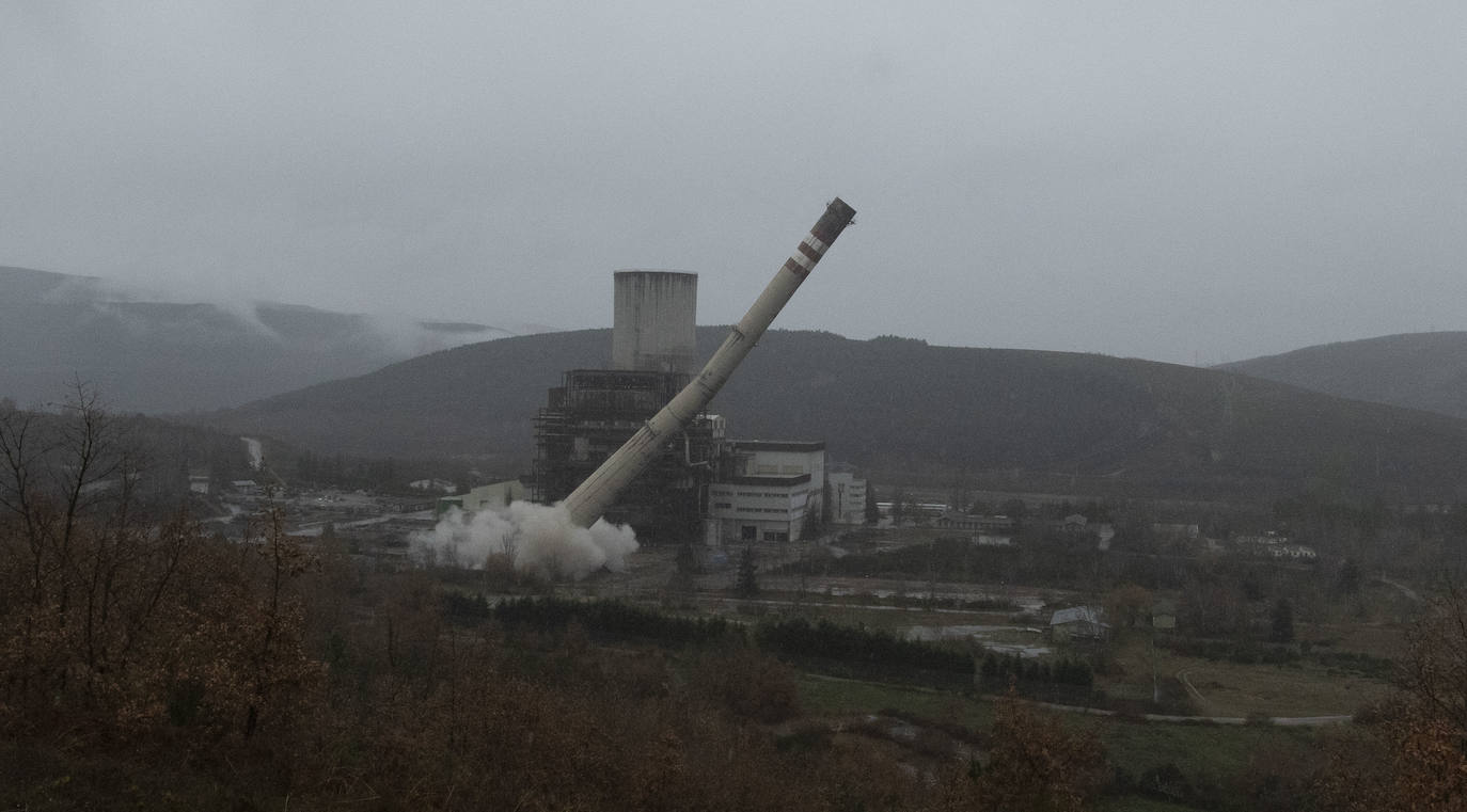 Las imágenes de la voladura de la chimenea tomadas desde el interior de la que fuera central térmica de Anllares del Sil ejemplifican la caída de un sector y su desaparición de una comarca que enriqueció de las manos del carbón. 