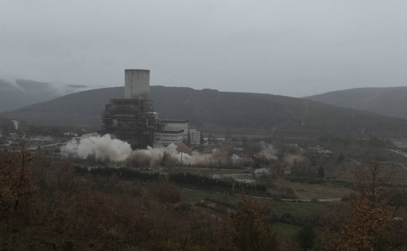 Las imágenes de la voladura de la chimenea tomadas desde el interior de la que fuera central térmica de Anllares del Sil ejemplifican la caída de un sector y su desaparición de una comarca que enriqueció de las manos del carbón. 