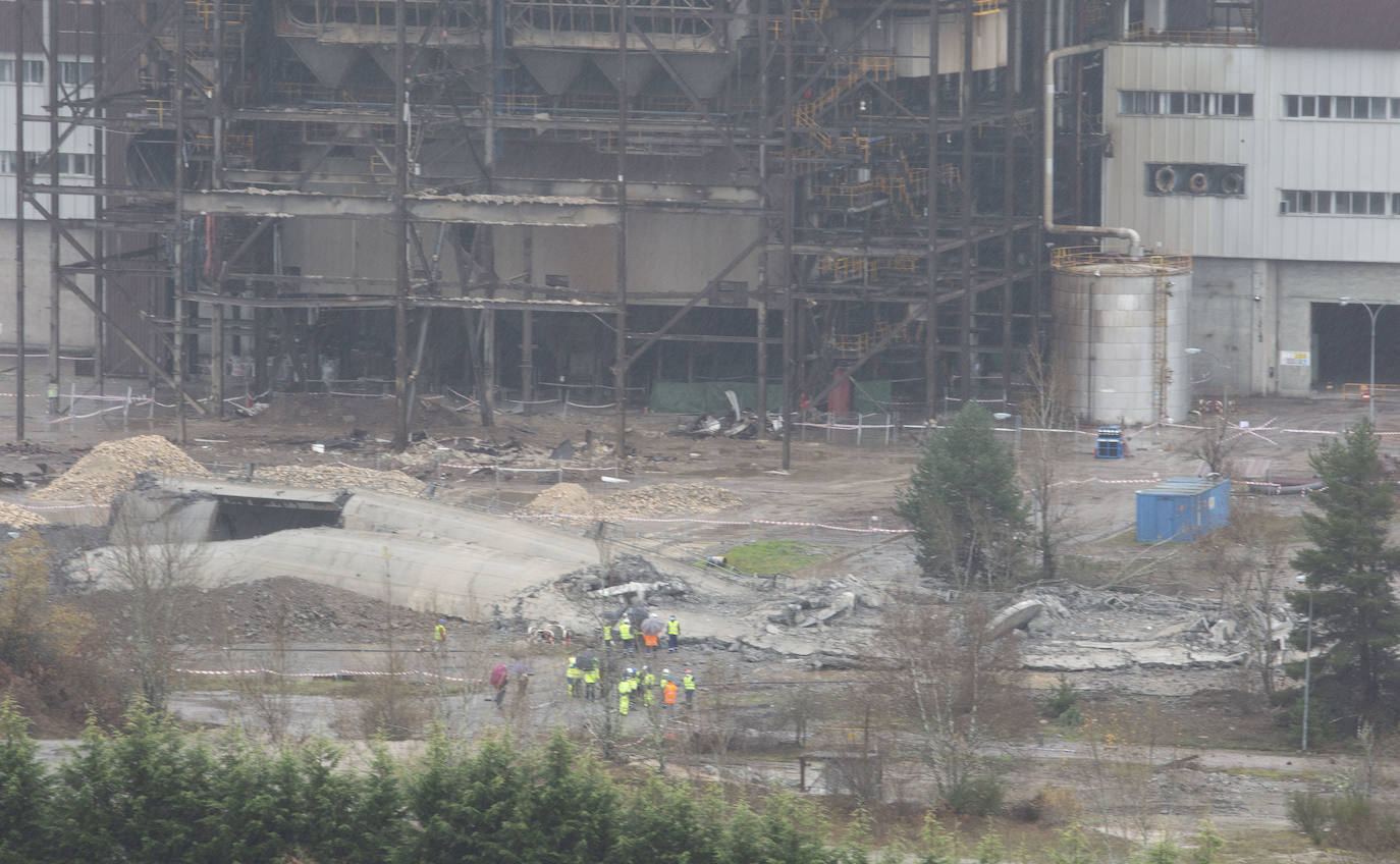 Las imágenes de la voladura de la chimenea tomadas desde el interior de la que fuera central térmica de Anllares del Sil ejemplifican la caída de un sector y su desaparición de una comarca que enriqueció de las manos del carbón. 