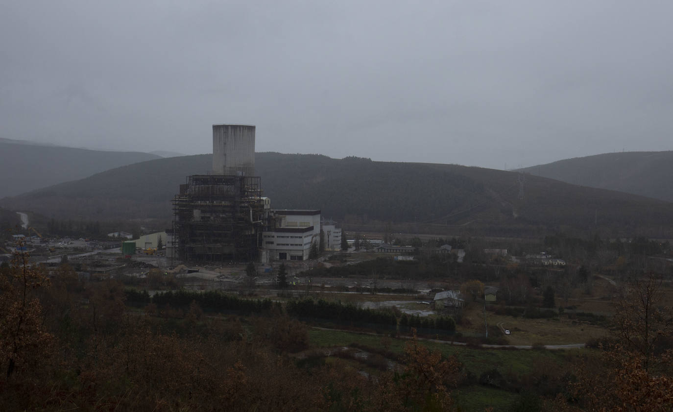 Las imágenes de la voladura de la chimenea tomadas desde el interior de la que fuera central térmica de Anllares del Sil ejemplifican la caída de un sector y su desaparición de una comarca que enriqueció de las manos del carbón. 