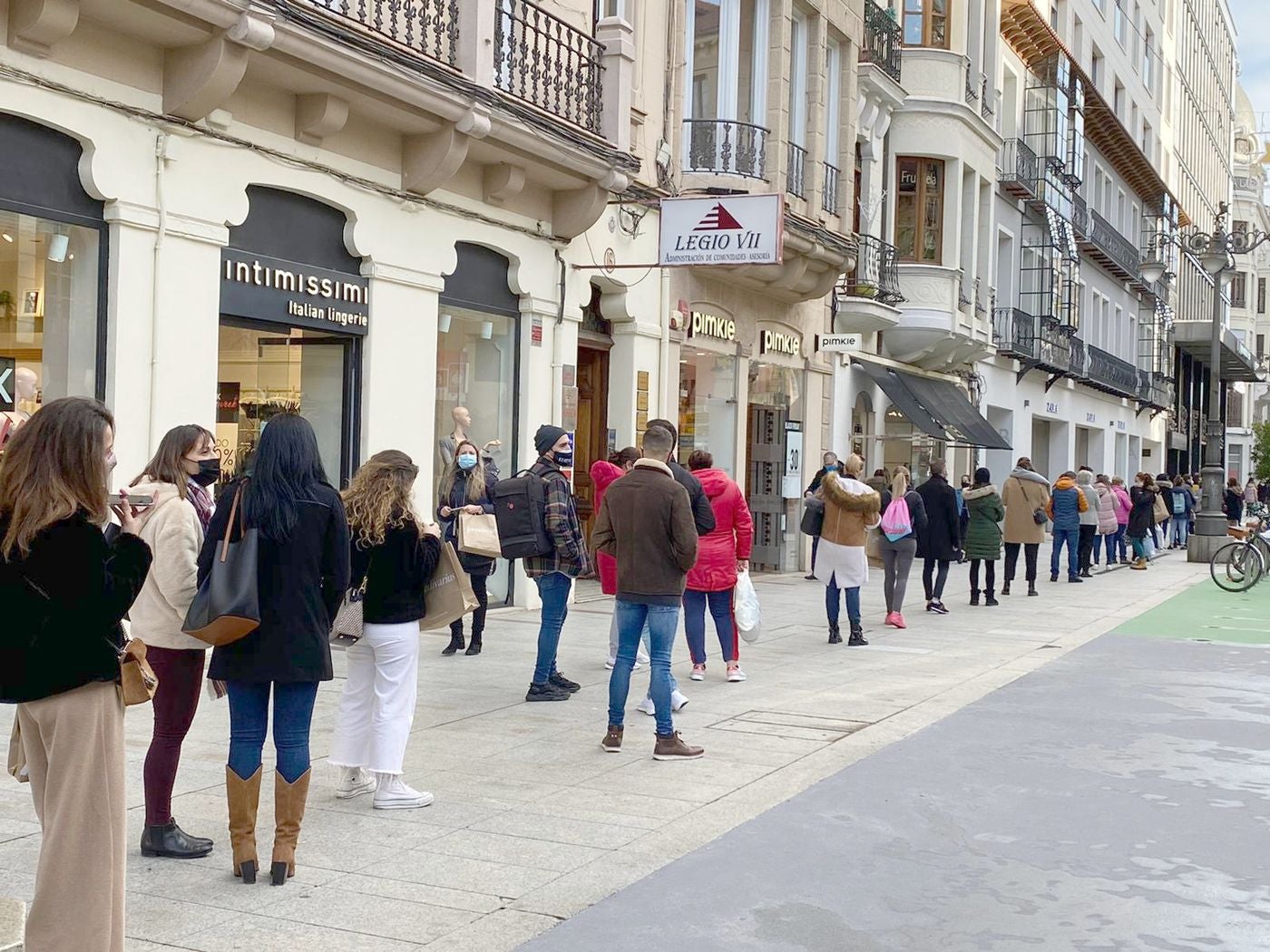 Colas en los principales comercios de León capital y una enorme actividad en una de las jornadas más comerciales del año | El Black Friday genera 460 empleos temporales y el comercio de proximidad recela de su celebración. 