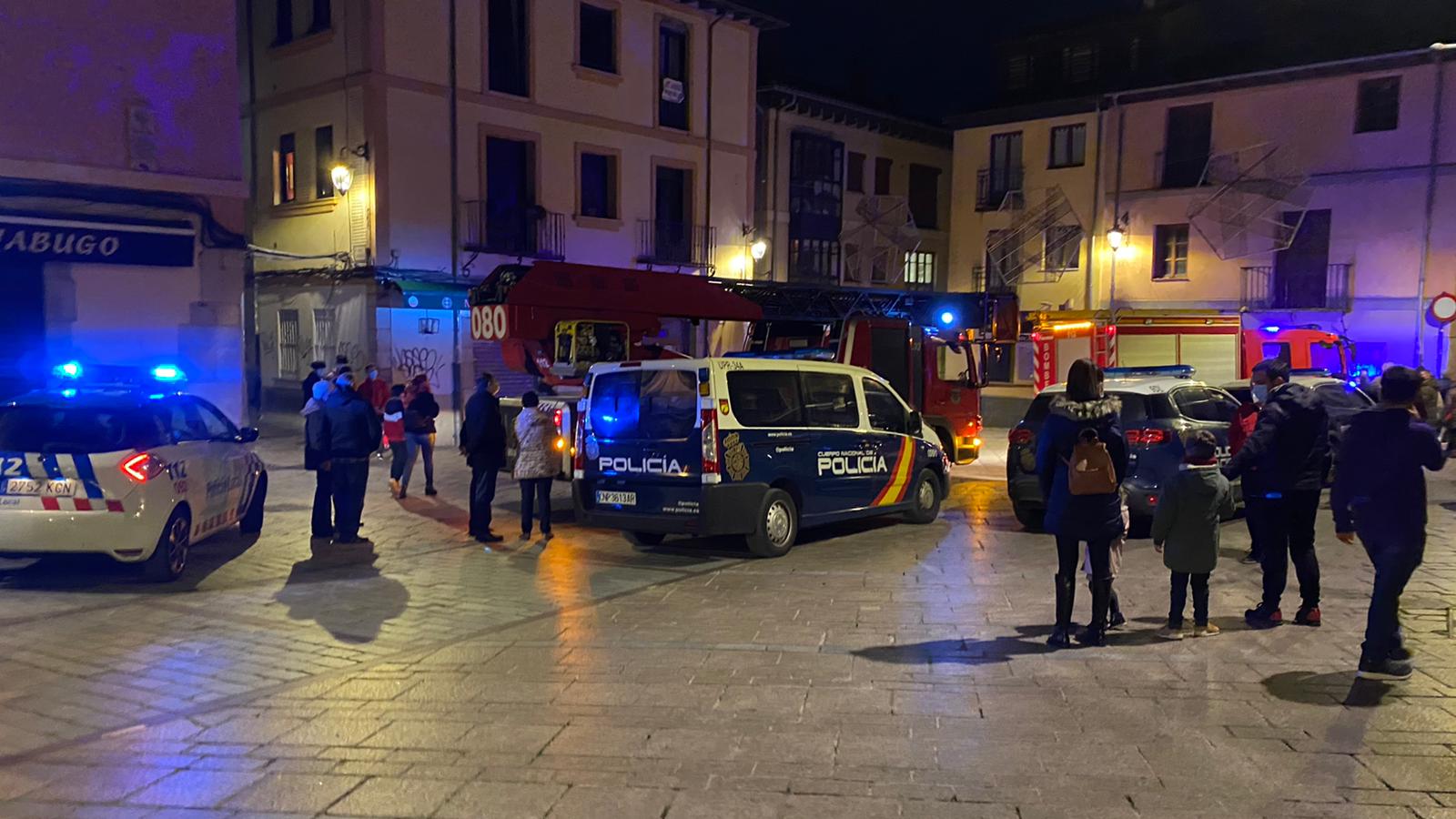 Un inmueble se ha desplomado a última hora de este viernes en el Barrio Húmedo de León capital sin causar heridos y sí importantes daños materiales. El inmueble se ha venido abajo en la Calle de la Revilla que une la Plaza San Martín con la Plaza del Grano. 