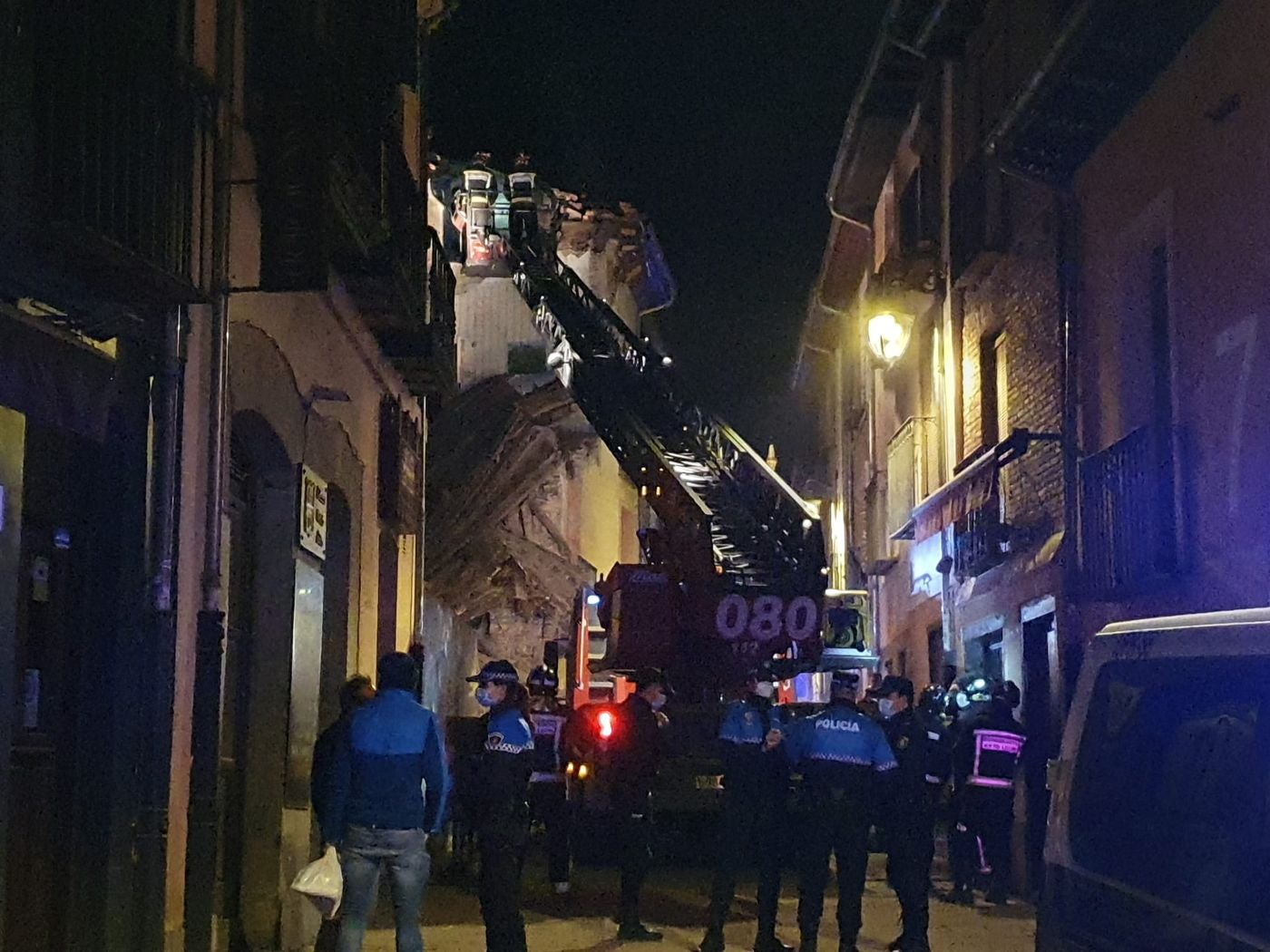 Un inmueble se ha desplomado a última hora de este viernes en el Barrio Húmedo de León capital sin causar heridos y sí importantes daños materiales. El inmueble se ha venido abajo en la Calle de la Revilla que une la Plaza San Martín con la Plaza del Grano. 