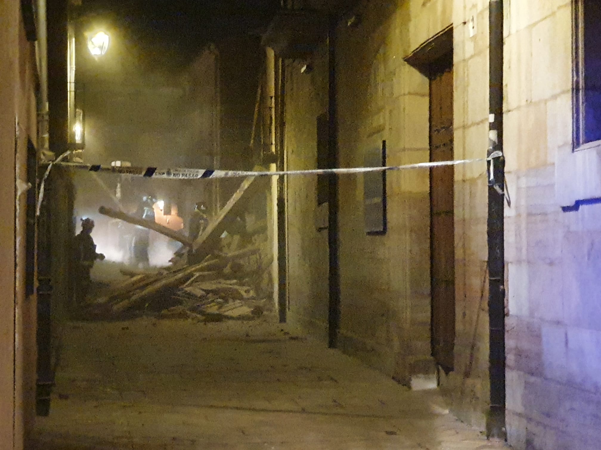 Un inmueble se ha desplomado a última hora de este viernes en el Barrio Húmedo de León capital sin causar heridos y sí importantes daños materiales. El inmueble se ha venido abajo en la Calle de la Revilla que une la Plaza San Martín con la Plaza del Grano. 