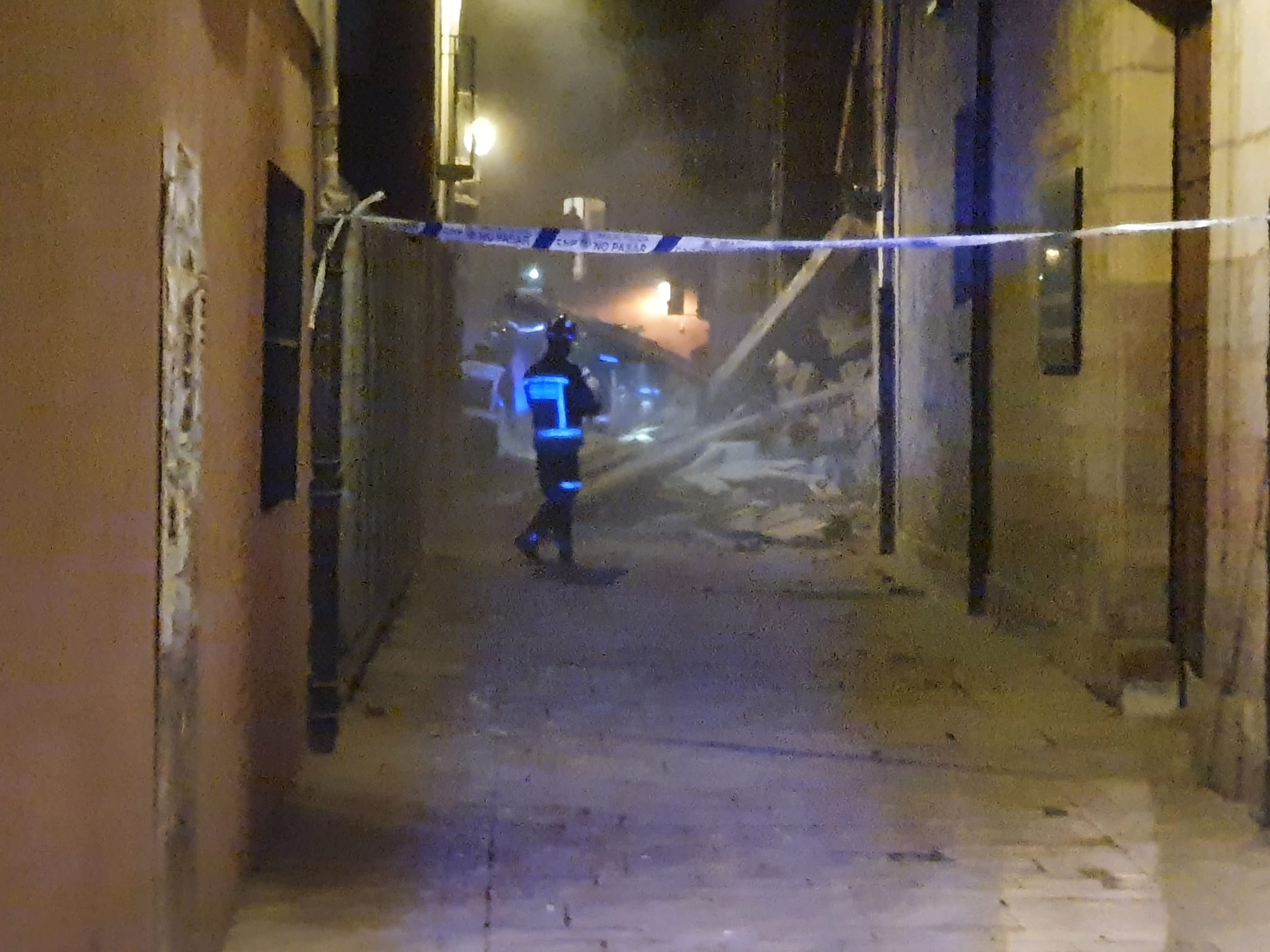 Un inmueble se ha desplomado a última hora de este viernes en el Barrio Húmedo de León capital sin causar heridos y sí importantes daños materiales. El inmueble se ha venido abajo en la Calle de la Revilla que une la Plaza San Martín con la Plaza del Grano. 