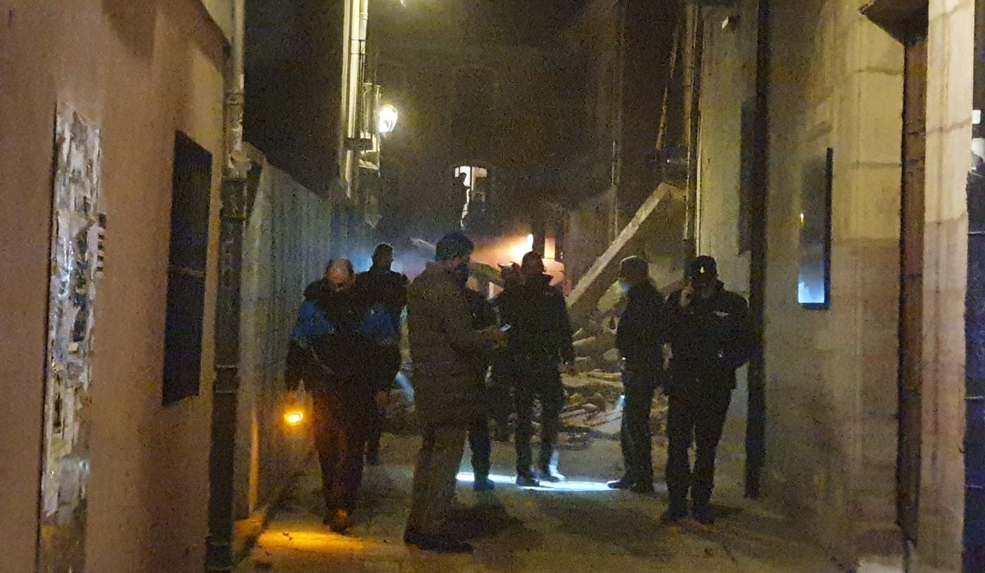 Un inmueble se ha desplomado a última hora de este viernes en el Barrio Húmedo de León capital sin causar heridos y sí importantes daños materiales. El inmueble se ha venido abajo en la Calle de la Revilla que une la Plaza San Martín con la Plaza del Grano. 