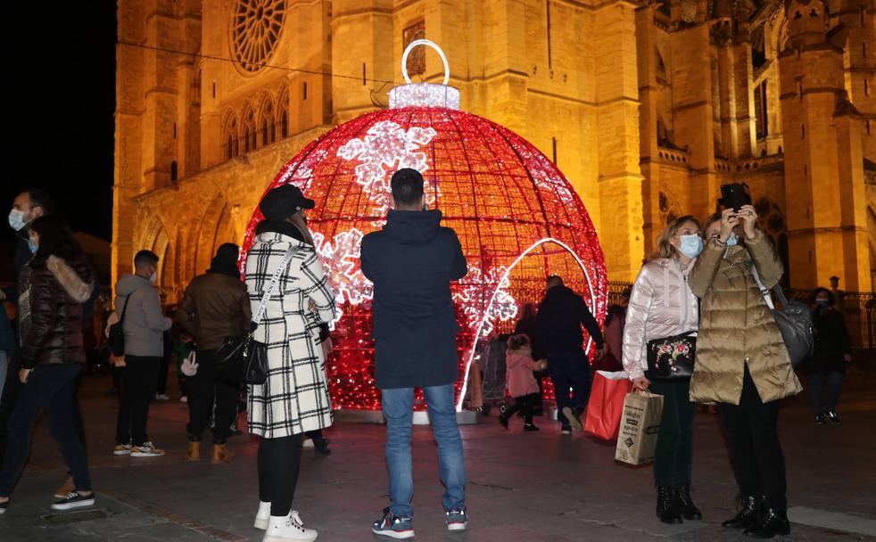 Los leoneses disfrutan con las luces de Navidad. 