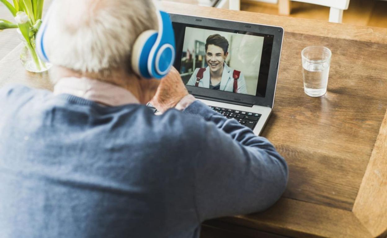 La Asociación 'Activos y Felices' pide una decena de portátiles y tablets para su programa de envejecimiento activo