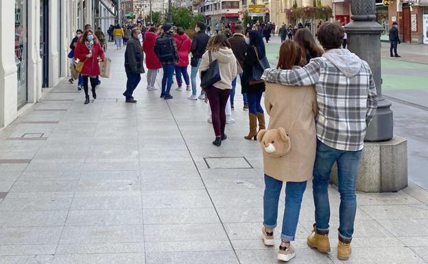 Galería. Imagen de la nueva calle peatonal, Ordoño II, con enormes colas. 