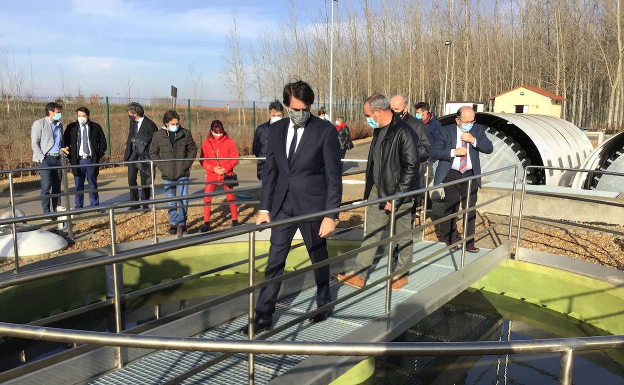 Juan Carlos Suárez-Quiñones visitando la nueva EDAR de Laguan de Negrillos.