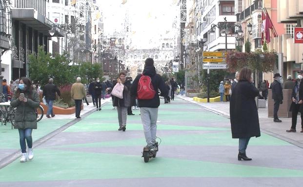 Galería. Numeroso público, este viernes, estrenando el Ordoño II peatonal. 