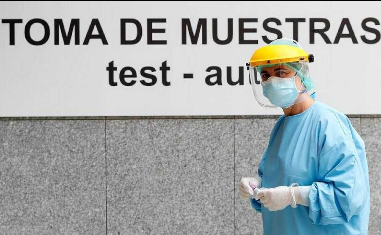 Un sanitario en una zona para la toma de muestras en el autocovid.