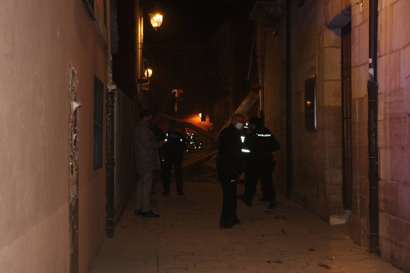 Un inmueble se ha desplomado a última hora de este viernes en el Barrio Húmedo de León capital sin causar heridos y sí importantes daños materiales. El inmueble se ha venido abajo en la Calle de la Revilla que une la Plaza San Martín con la Plaza del Grano. 