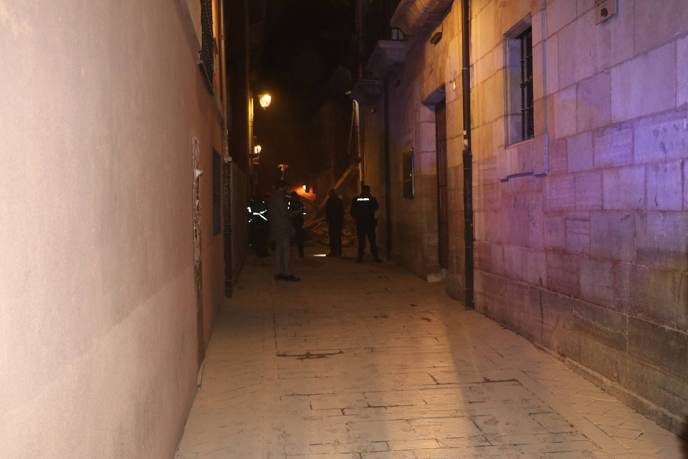 Un inmueble se ha desplomado a última hora de este viernes en el Barrio Húmedo de León capital sin causar heridos y sí importantes daños materiales. El inmueble se ha venido abajo en la Calle de la Revilla que une la Plaza San Martín con la Plaza del Grano. 