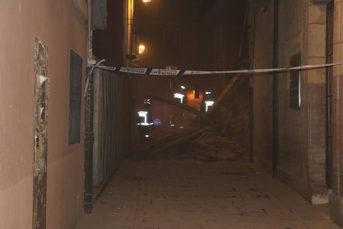 Un inmueble se ha desplomado a última hora de este viernes en el Barrio Húmedo de León capital sin causar heridos y sí importantes daños materiales. El inmueble se ha venido abajo en la Calle de la Revilla que une la Plaza San Martín con la Plaza del Grano. 