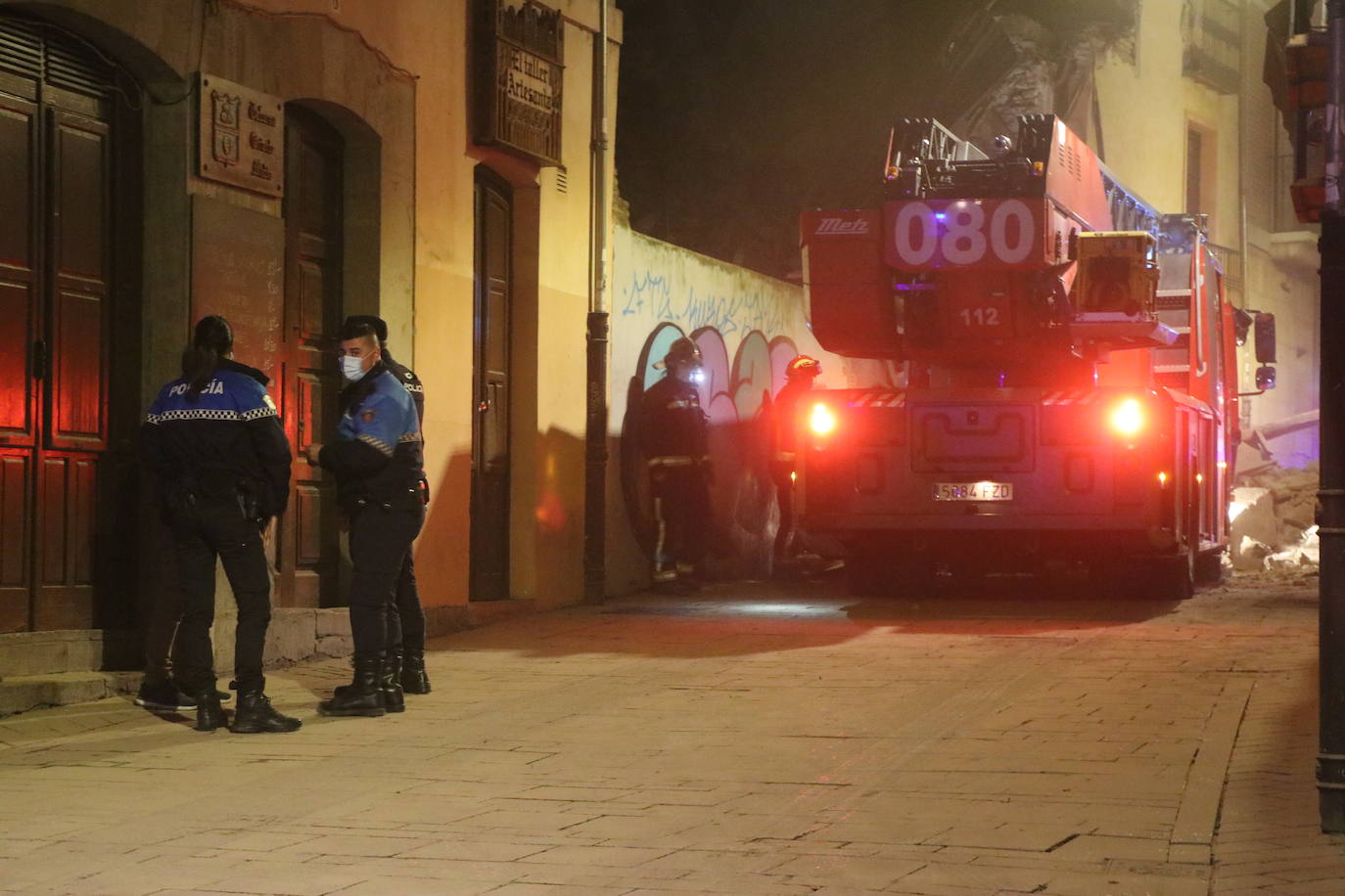 Un inmueble se ha desplomado a última hora de este viernes en el Barrio Húmedo de León capital sin causar heridos y sí importantes daños materiales. El inmueble se ha venido abajo en la Calle de la Revilla que une la Plaza San Martín con la Plaza del Grano. 