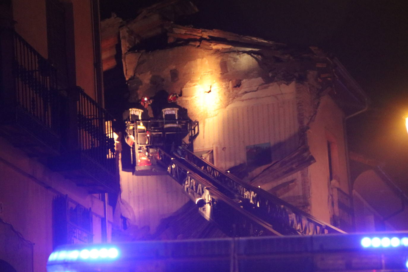 Un inmueble se ha desplomado a última hora de este viernes en el Barrio Húmedo de León capital sin causar heridos y sí importantes daños materiales. El inmueble se ha venido abajo en la Calle de la Revilla que une la Plaza San Martín con la Plaza del Grano. 