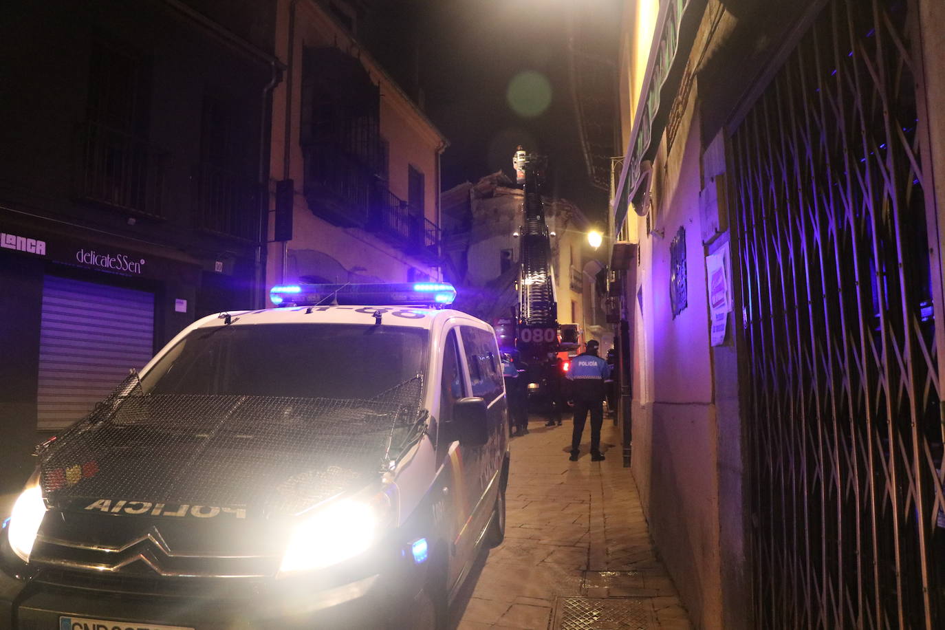 Un inmueble se ha desplomado a última hora de este viernes en el Barrio Húmedo de León capital sin causar heridos y sí importantes daños materiales. El inmueble se ha venido abajo en la Calle de la Revilla que une la Plaza San Martín con la Plaza del Grano. 